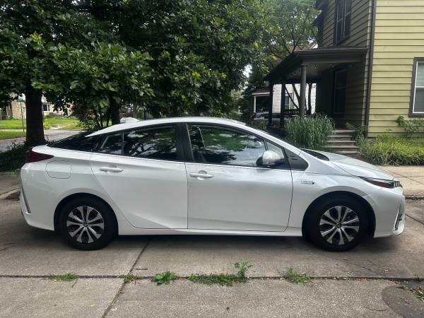 2021 Prius Prime Limited 4d - excellent condition - $22,500 (Champaign)63625035170177123