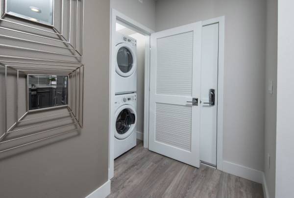 $4,080 / 2br - 011ft2 - Luxury Vinyl Plank Flooring, Resort Style Pool, 2B/2B (san jose downtown)64000750351491120