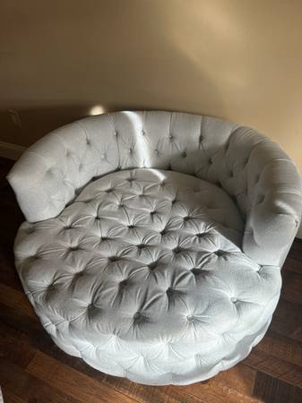 Light Grey Tufted Round Swivel Chair 1