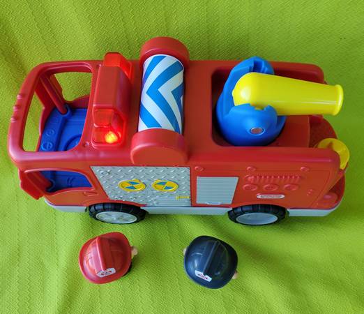 Fisher Price Little People, camión de bomberos de juguete para ayudar a los demás - $15 (Tacoma)63471421280385122