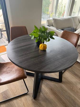 Round dining table 42’ with chairs - Laguna Niguel 1