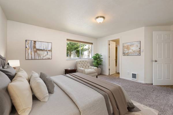$2,125 / 2br - 1120ft2 - Package Receiving, Public Transportation, Microwave (2709 Lincoln Way, Lynnwood, WA)63890096273025120