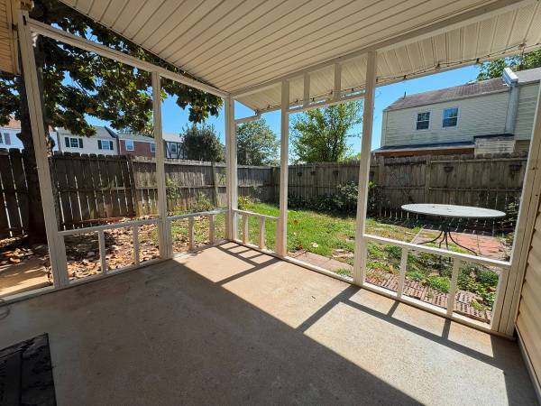 $1,000 / 1br - 200ft2 - 1 Master bedroom + private bath in a clean Townhouse $1000 (Manassas) (Manassas)64039861448321122