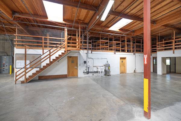 $28,575 / 22860ft2 - Almacén con 9 bahías para camiones y patio cercado (santa rosa)63671991986433122