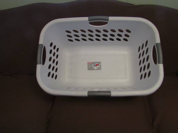Sterlite 4 handle laundry basket 1
