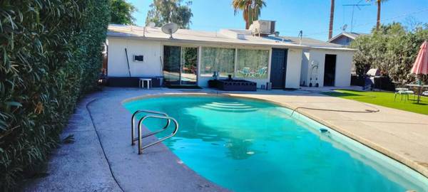 $795 / 4br - Available Now! / near ASU / POOL / Utilities included / Female (Tempe 1 mile from ASU)64047708626946123