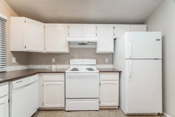 $1,700 / 3br - 1128ft2 - Laundry Care Center, Plush Carpeting, Hardwood Style Flooring (Tacoma)63934549571074124