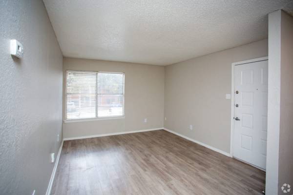 W/D Hookup, Pool, Ceiling Fan 1