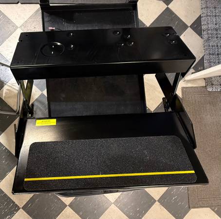 Escalón para autocaravana Lippert - $150 (CA)63471474897539121