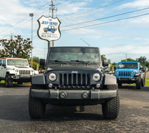 2017 Jeep Wrangler 4 puertas, pocos kilómetros, automático, con equipo, limpio, financiamos, ¡sin cargos de concesionario! - $22,750 (Riverview, FL (justo fuera de Tampa: tenemos más de 100 Jeep))63443361829633121