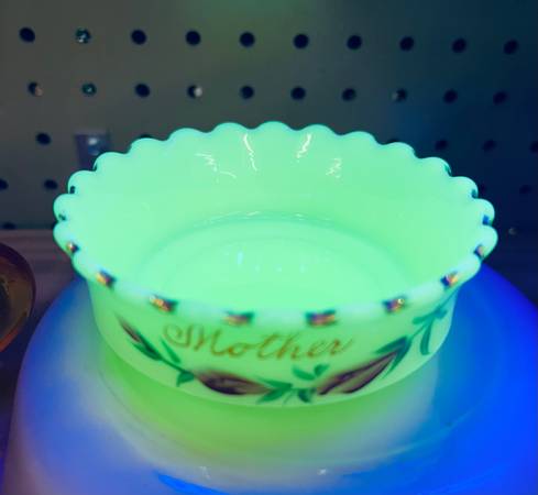 URANIUM Vintage Custard glass “MOTHER” >>>It GLOWS!!<<< 1