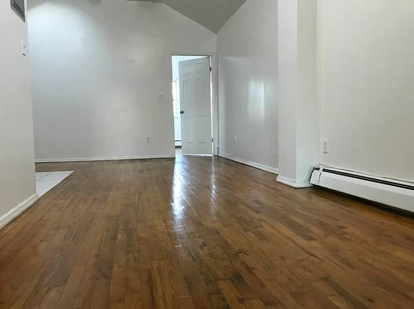$2,700 / 2br - 900ft2 - SUNNY KING SIZE 2 BED!CLOSET SPACE!AMAZING VALUE!900SQFT!NEAR TRANSIT! (East Flatbush)63874742779651122