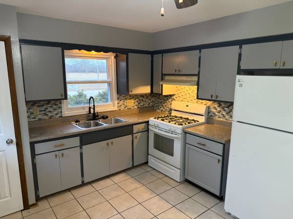 $1325/3br - 1550 sqft -3 BEDROOM TOWNHOUSE 1/2 bath Townhouse for Rent 1