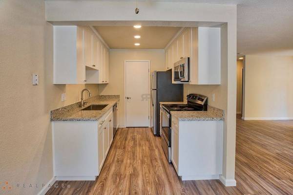 $2,905 / 1br - 692ft2 - 1x1 Located in SV with full size washer and dryer! Available 10/8/25 (sunnyvale)63772893853825124
