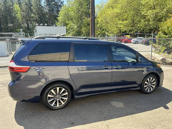 2018 Toyota Sienna XLE AWD --1 propietario, Cuero, Techo solar, Título limpio-- - $24,995 (kirkland)63613954664963123