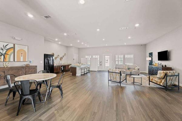 $1,382 / 2br - 1024ft2 - Large Closets, Dishwasher, Ceiling Fan, Business Center (Del Valle)63979117492226123