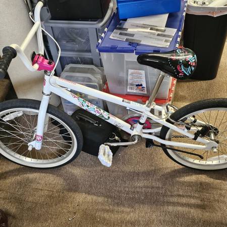 Mongoose Legion LXS Kid's Freestyle BMX Bike, 18" inch Wheels, Ages 8 and up - $75 (Lynnwood)63471370602241120