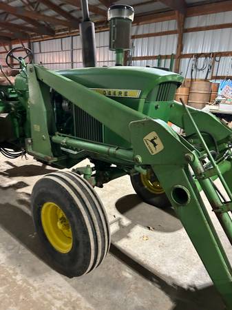 John Deere 158 Loader 1
