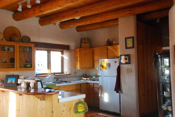 $2,000 / 2br - 1175ft2 - ¡NUEVA DISPONIBILIDAD! Preciosa casa de 2 dormitorios con energía solar pasiva y jardines/vistas (Taos)63659781160705123