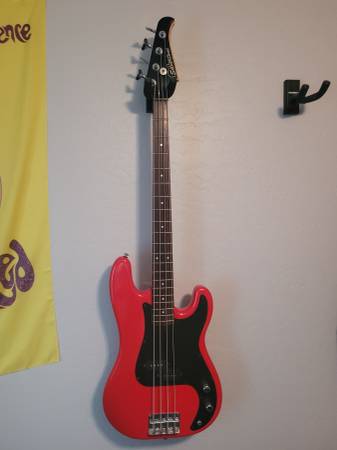 4 string Silvertone electric bass guitar 1
