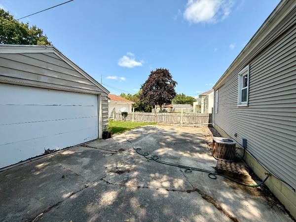 $1300.00 / 3br - Coming Soon - Single Family - 3 bedroom 1 1/2 bath63813312575233123
