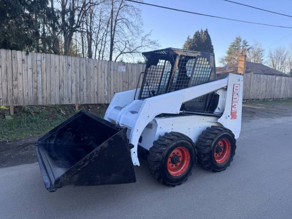 Bobcat Skidsteer 853 - 2 Buckets & Forks - 7K LB 1