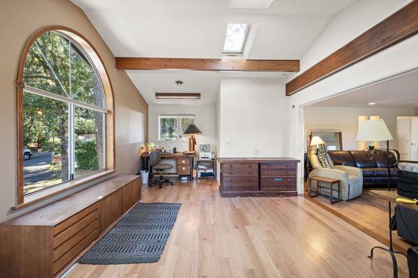 $599,900 / 3br - 2200ft2 - Private South Eugene Location (Eugene)63977275434626122