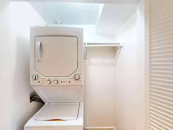 $835 / 1br - Second-Floor Studio Live in the heart of 44th St, New York, NY (New York)63978411904130122