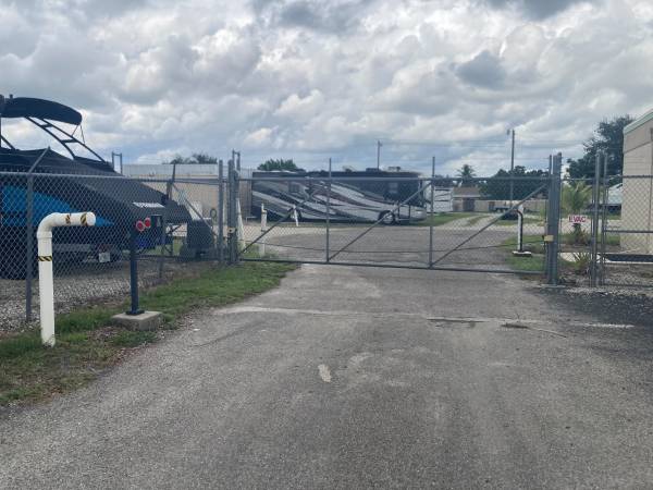 $125 OUTDOOR STORAGE (RV, Boat, Utility Trailer) (North Fort Myers)64151007994881123