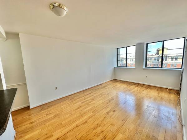 $2,895 / 1br - 780ft2 - Fantastic Thomas Circle 1 Bed w/Den-Office-Additional Sleeping Area (Thomas Circle (Dupont/Logan Area))63822293197699122