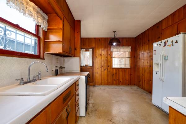 Off Market Long Beach Fixer Upper!!! In Need Of A Full Rehab!!!! 1