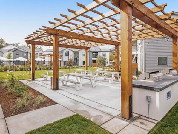 $3,095 / 2br - Spacious Two Bed | In Mark West School District - Central Heat & AC (Larkfield / Santa Rosa)63946670524418124