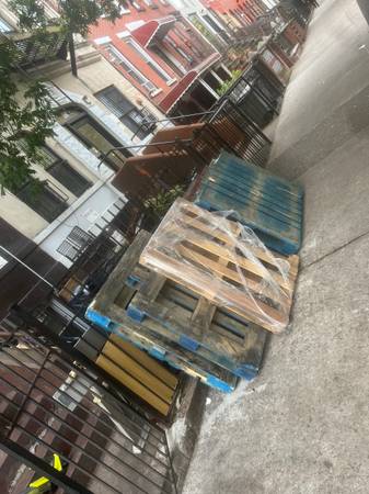 6 free pallets pick up Brooklyn 1