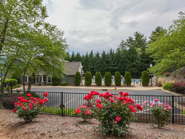 $1,490 / 2br - 964ft2 - 2nd floor unit 1month free with a 12month lease special ends soon (Asheville - East Asheville)64029204145795124