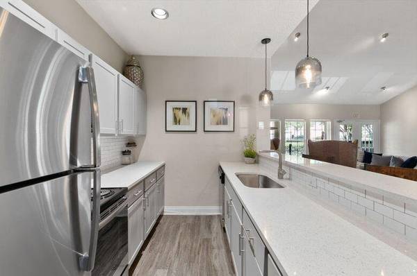 $1,563 / 2br - 980ft2 - Fully Equipped Gourmet Kitchens, Two Sparkling Pools, Bay Windows (Mid Cities)63796375474305122
