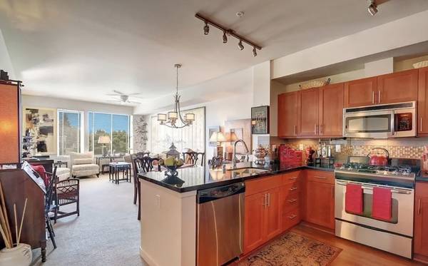 $1,200 / 1br - 913ft2 - Turn-key 1bd 1bth Burien Town Square condo avail for month-month rent (Seattle)64031309689601122