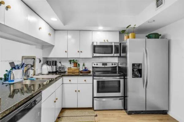 $1,860 / 1br - 890ft2 - Penthouse Living at Venetia Condominium! (Miami)63769571448963123