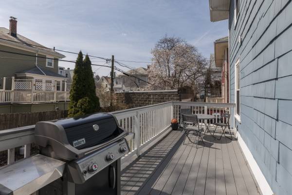 $1,050 / 3br - Renovated Apartment - Room Available (North Dorchester)63699507191299123