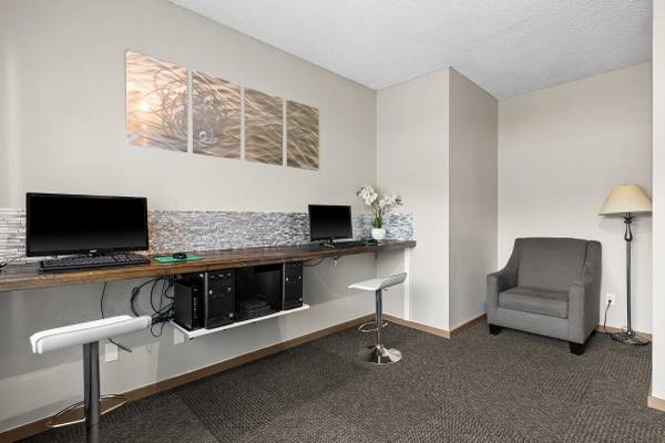 $1,240 / 448ft2 - Captivating  w/ Plank Flooring-Enjoy Tennis & Sauna! (301 T St SW)63862176711681124