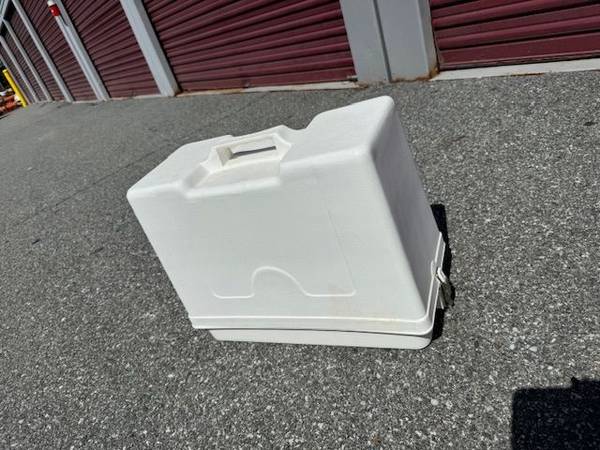 Sewing Machine with Case. - $39 (Belmont, Ma)63470805319171121