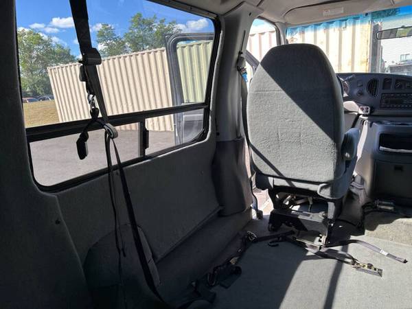 2006 Ford E-250 furgoneta para silla de ruedas, piso rebajado, puertas automáticas - $19.999 (Gran centro de furgonetas para silla de ruedas BraunAbility, 40 en un lote)63469621900545123
