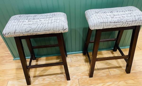 2 Bar Stools 1