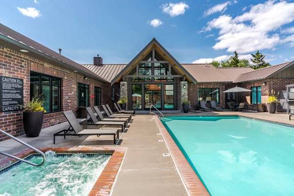 $1,865 / 1br - 787ft2 - Garages and Carports Available, Clubhouse, Fireplace (6199 NE Alder St, Hillsboro, OR)63777362665731122