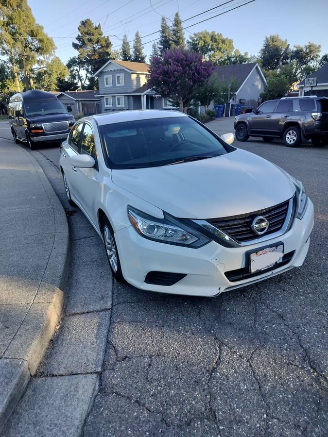 Nissan Altima S 2.5 L 2016 (30-40 MPG!)