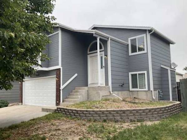 $1,425 / 3br - 1415ft2 - Comfortable living. Conveniently located, spacious 3 bed 2 bath! (Denver)63920602227587120