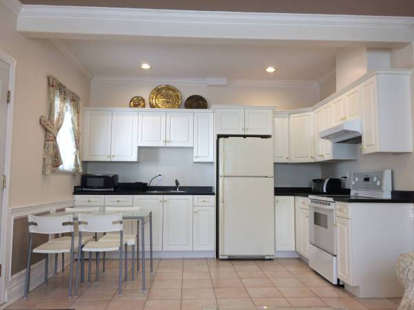 Spacious 2 Bed & 1 Bath Ground Suite (close to SFU/SkyTrain) 1