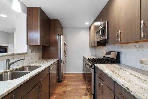 $2,750 / 2br - 1200ft2 - Adosada moderna de 2 dormitorios y 2 baños - Cerca de la Plaza (cerca del centro de Santa Fe)63659849655683124