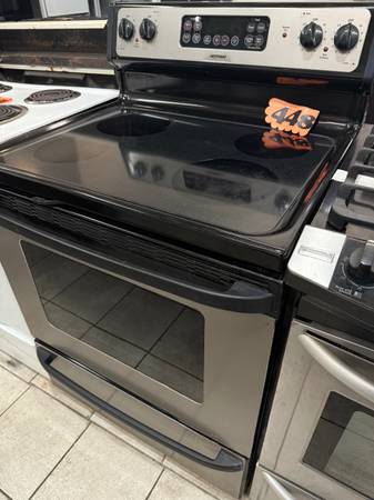 LIKE NEW! HOT POINT ELECTRIC RANGE OVEN GLASS TOP STAINLESS for sale! 1