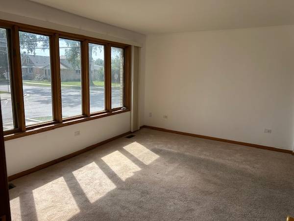 $2,100 / 3br - 1st Floor Spacious 3 Bedroom Utilities Included! (Jefferson Park)64041810811393122