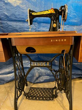 Vintage Singer Sewing Machine 1